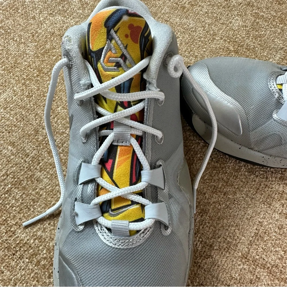 Nike Zoom Freak 1 GS Graffiti Giannis Mid-Top Sneakers Size 5Y